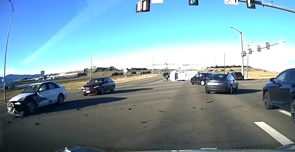 Momentul în care o maşină Tesla fără şofer evită un accident grav