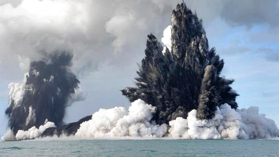 Erupţie puternică a unui vulcan subacvatic. Apele oceanului au devenit roşii