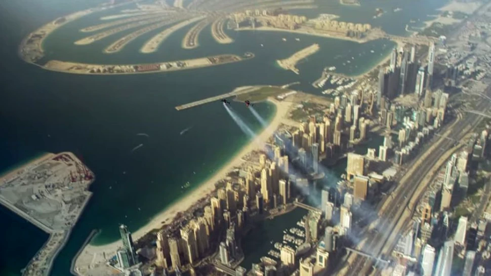 Curaj nebun: Doi piloţi s-au aventurat cu jetpackurile deasupra Dubaiului. VIDEO
