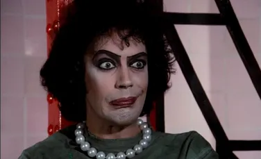 Tim Curry, actorul care a făcut din personaje imposibile roluri de neuitat