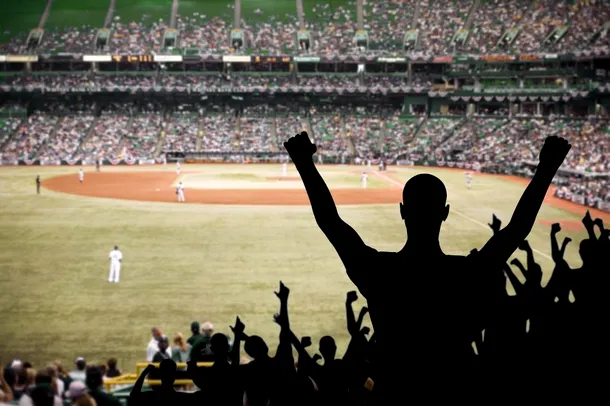 Atmosfera tipică a unui soc de baseball pe un stadion american de profil.