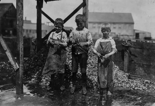 Fotograful Lewis Hine a surprins în imagini munca asiduă a minorilor din fabricile de sardine din Statele Unite ale Americii