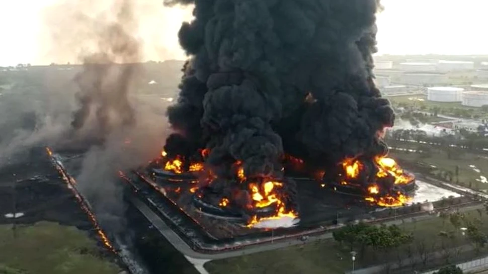 O rafinărie din Indonezia a explodat după ce ar fi fost lovită de trăsnet. Imagini surprinse de o dronă
