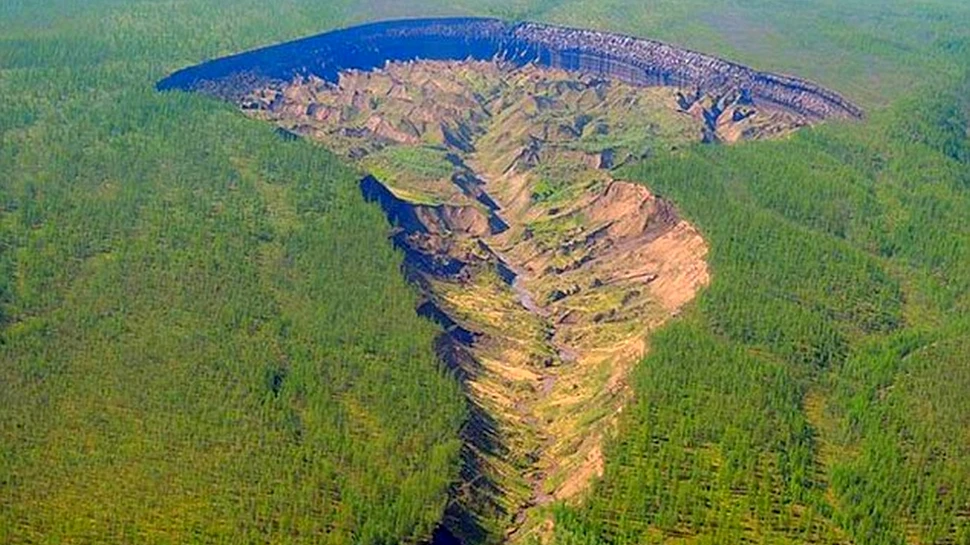 S-a deschis poarta gigantă spre ”lumea de dedesubt”. Misterul imensului crater siberian care scoate sunete monstruoase a fost elucidat – FOTO+VIDEO