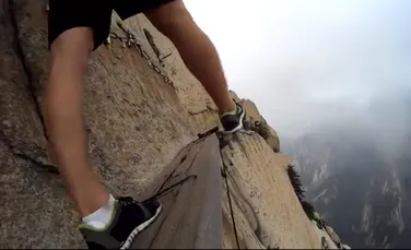 Gest extrem de riscant, la peste 2.000 de metri altitudine. Ce a urmat după ce alpinistul şi-a desprins hamul? (VIDEO)