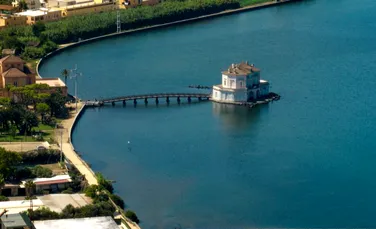 Arheologii italieni, uimiți după ce o vilă din epoca romană a ieșit la suprafață din Lacul Fusaro