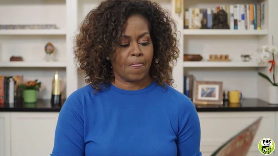 Michelle Obama le citeşte copiilor online
