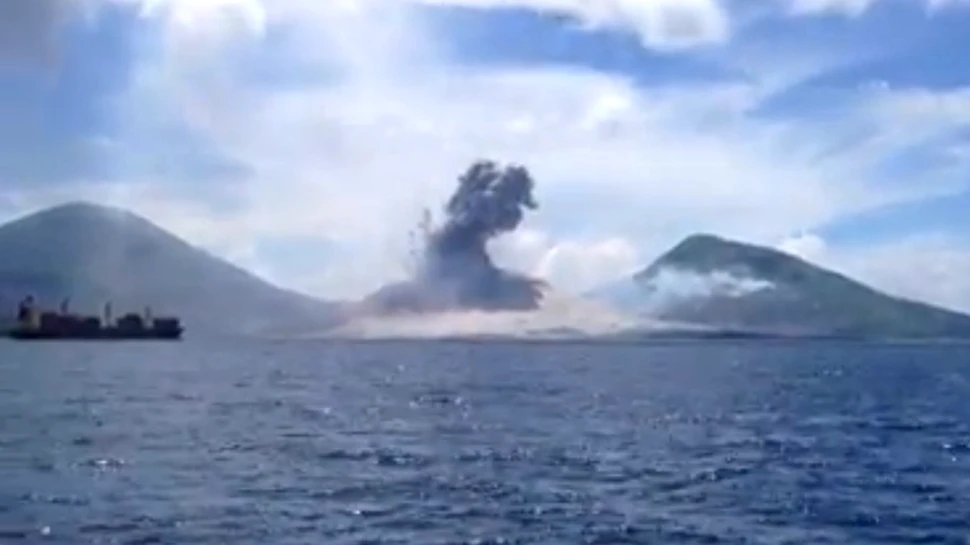 Erupţia unui vulcan, filmată de turişti în direct. VIDEO cu milioane de vizualizări în doar câteva zile