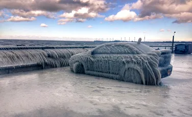 Maşina de gheaţă care a înţepenit pe faleză. Scena pare desprinsă din Frozen – FOTO+VIDEO
