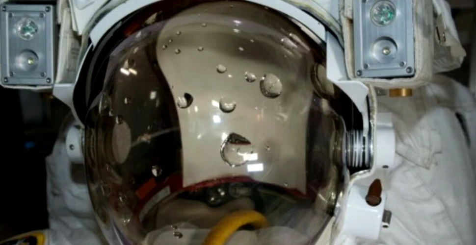 Cercetătorii de la NASA, alarmați de faptul că apa continuă să se infiltreze în costumele astronauților