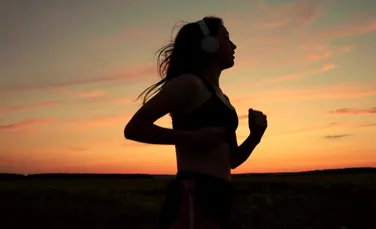 Un psiholog explică de ce unele cântece ne rămân „blocate” în minte