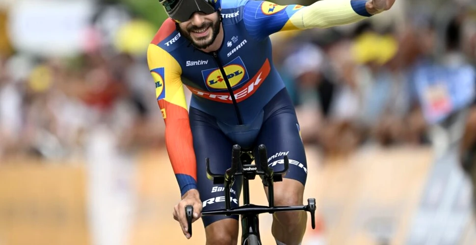 Ciclistul Julien Bernard, amendat după ce s-a oprit să-și sărute soția în timpul Turului Franței