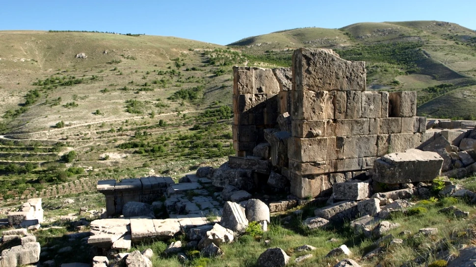 Secretele unui templu roman din Liban, descoperite după ce secole la rând situl a fost distrus şi jefuit de cotropitori şi vânători de comori – GALERIE FOTO