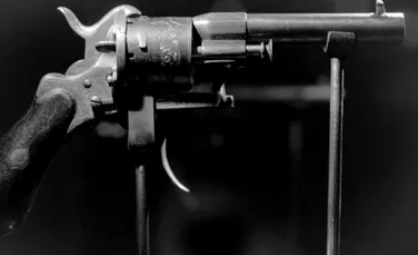 Revolverul cu care Verlaine a fost pe punctul de a-l ucide pe Rimbaud. Verlaine a ajuns apoi la închisoare