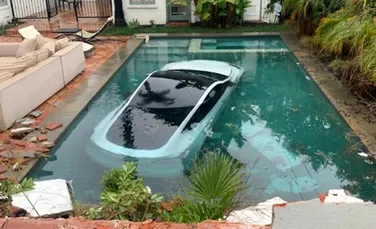 O mașină Tesla a ajuns direct într-o piscină, după ce șoferița a călcat accelerația în locul frânei