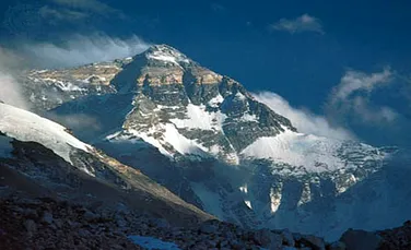 Flacara olimpica va lumina Everestul
