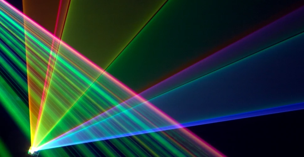 Cercetătorii au creat primul laser cu lumina albă