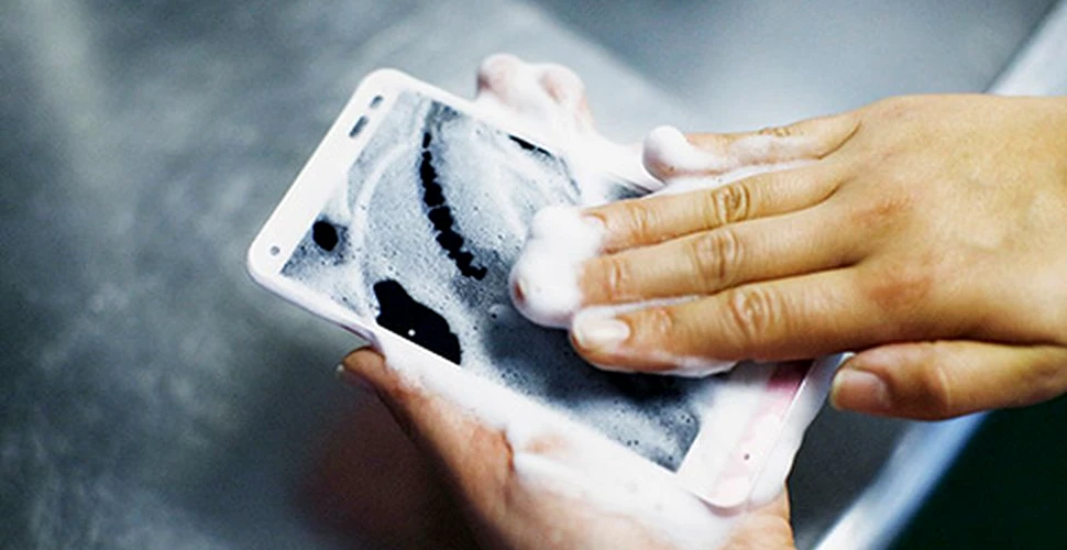 Primul smartphone care se spală cu apă şi săpun – VIDEO
