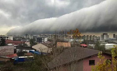 Fenomen rar astăzi în Capitală: Un nor cilindric uriaş a înconjurat Bucureştiul timp de câteva ore