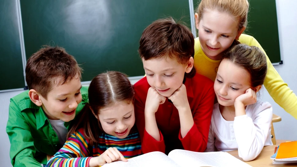 Copiii care ştiu să citească de timpuriu au un avantaj major. Ce a arătat un studiu pe gemeni?