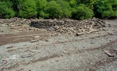 Un sat galez scufundat a ieșit la suprafață după 140 de ani, din cauza secetei
