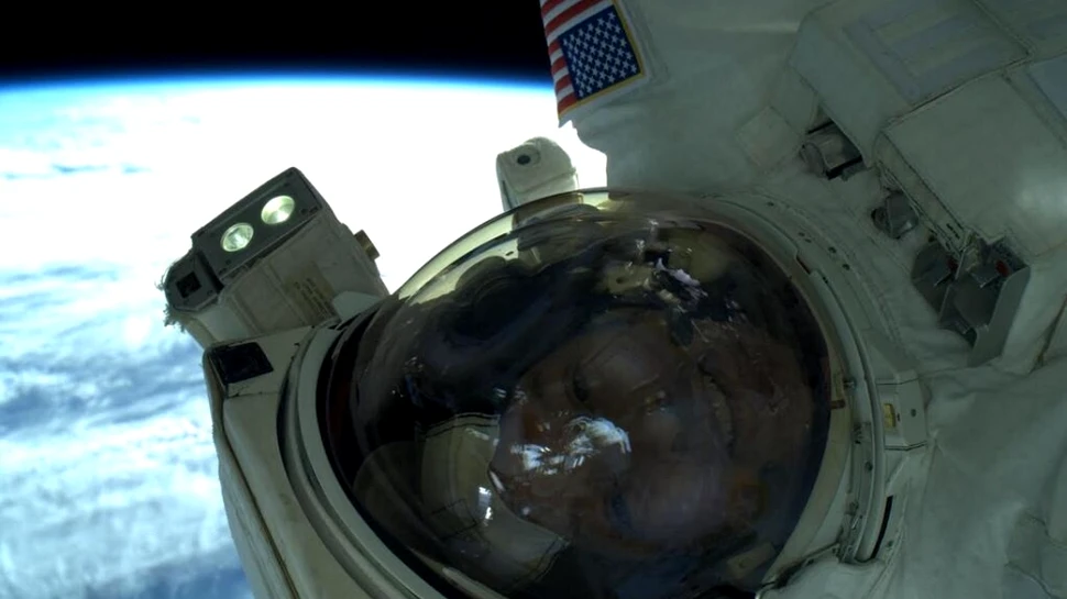 Un astronaut de pe Staţia Spaţială Internaţională a publicat primul „selfie” realizat pe orbită