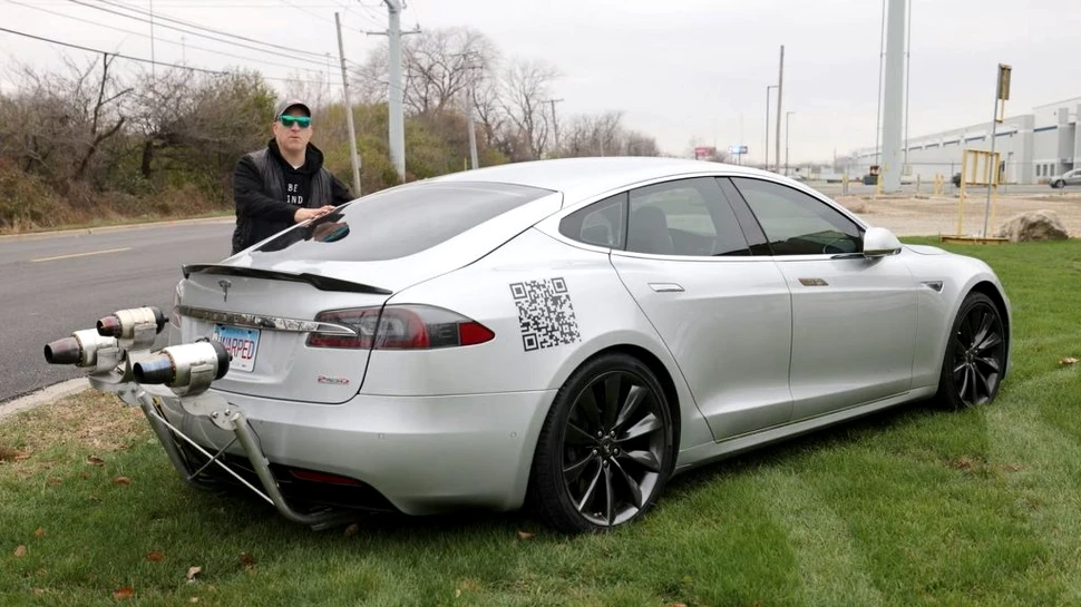 Un YouTuber și-a tunat Tesla Model S cu 3 motoare cu reacție
