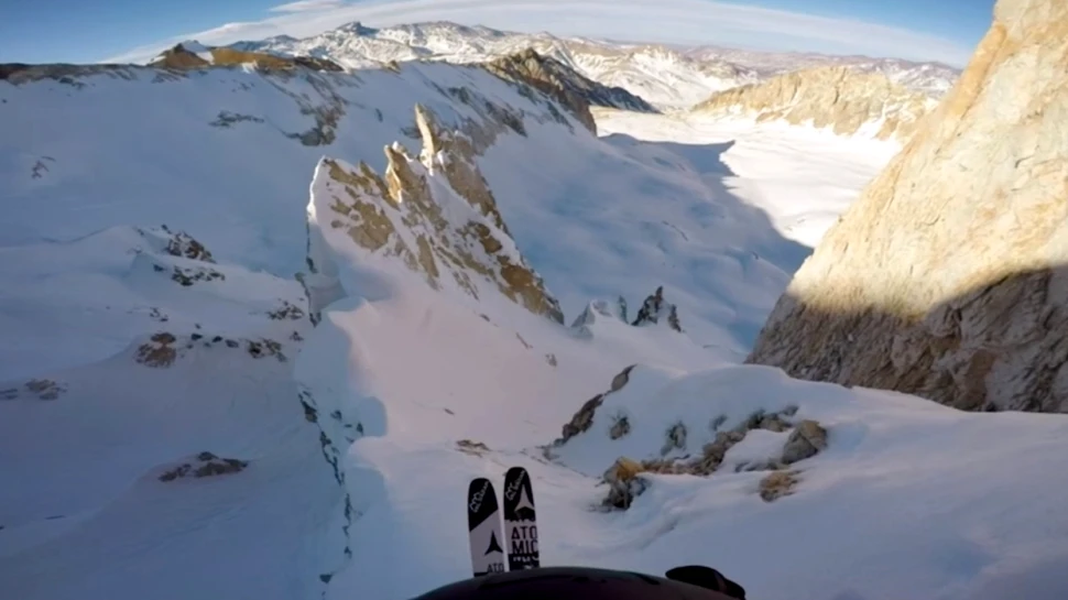 O impresionantă coborâre pe ski sau cum să întreci forţele naturii. VIDEO