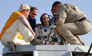 Trei astronauţi au revenit cu bine pe Terra după o misiune de şase luni în spaţiu