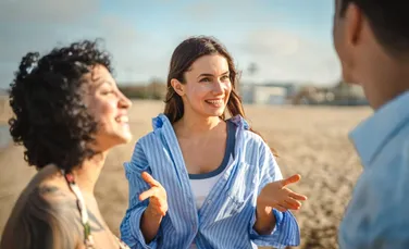 Un studiu arată că oamenii pot urmări mai multe conversații simultan