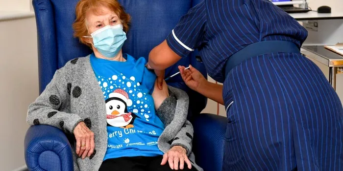 O femeie de 90 de ani, prima din lume vaccinată anti-COVID cu serul Pfizer/BioNtech, în afara unui studiu clinic
