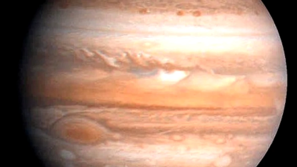 A fost rezolvat un mister planetar: ploaia de heliu de pe Jupiter