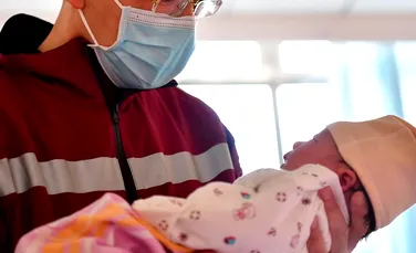 Un bebeluş, diagnosticat cu coronavirus la numai 30 de ore de la naştere. Este posibil să îl fi luat din uterul mamei