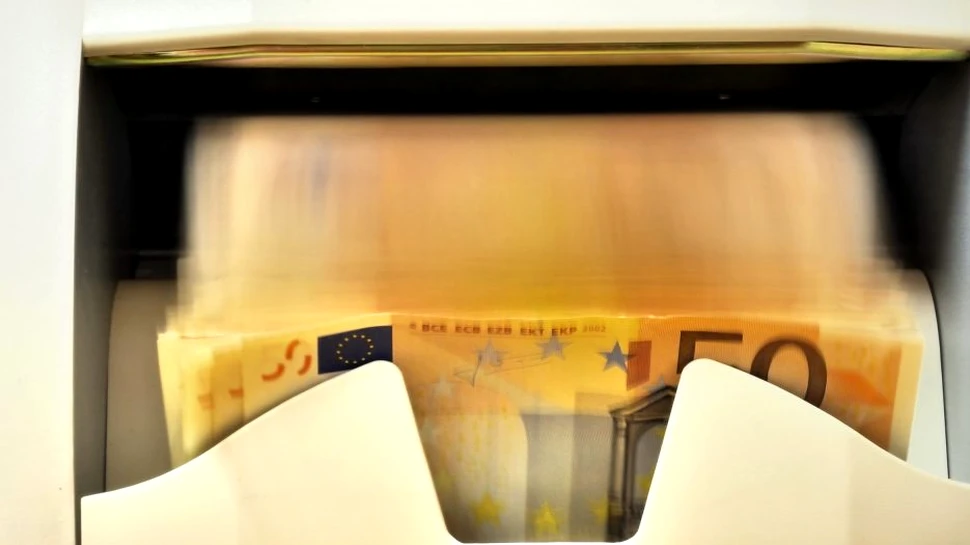 Câţi angajaţi au mai rămas în băncile din România şi care este salariul mediu?