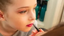 Copii de 8 ani care promovează rutine complexe de skincare pe TikTok. Specialiștii anunță un nou fenomen: „cosmeticorexia”