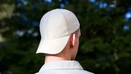 De ce unii oameni poartă șapcă mereu și ce spune psihologia despre ei?