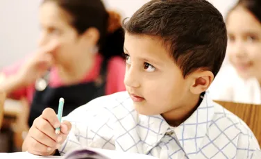Cum să-ţi ajuţi copilul să se descurce mai bine la şcoală: un obicei legat de viaţa de familie se dovedeşte foarte eficient
