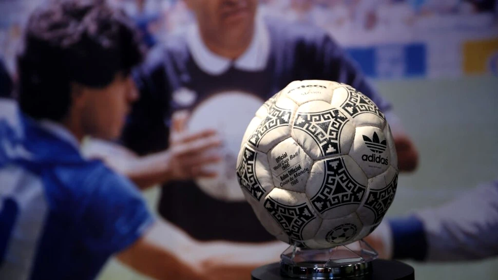 Mingea cu care Maradona a marcat golul „Mâna lui Dumnezeu”, scoasă la licitație
