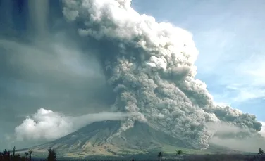 Un vulcan foarte activ poate erupe în orice moment. 12.000 de oameni au fost evacuaţi