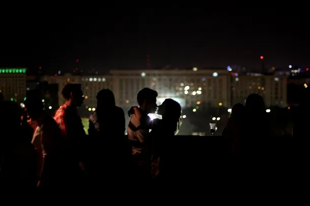 Doi tineri se îmbrăţişează, pe terasă Muzeului Naţional de Artă Contemporană din Bucureşti, în timpul evenimentului Noaptea Albă a Muzeelor, sâmbătă 18 mai 2013
