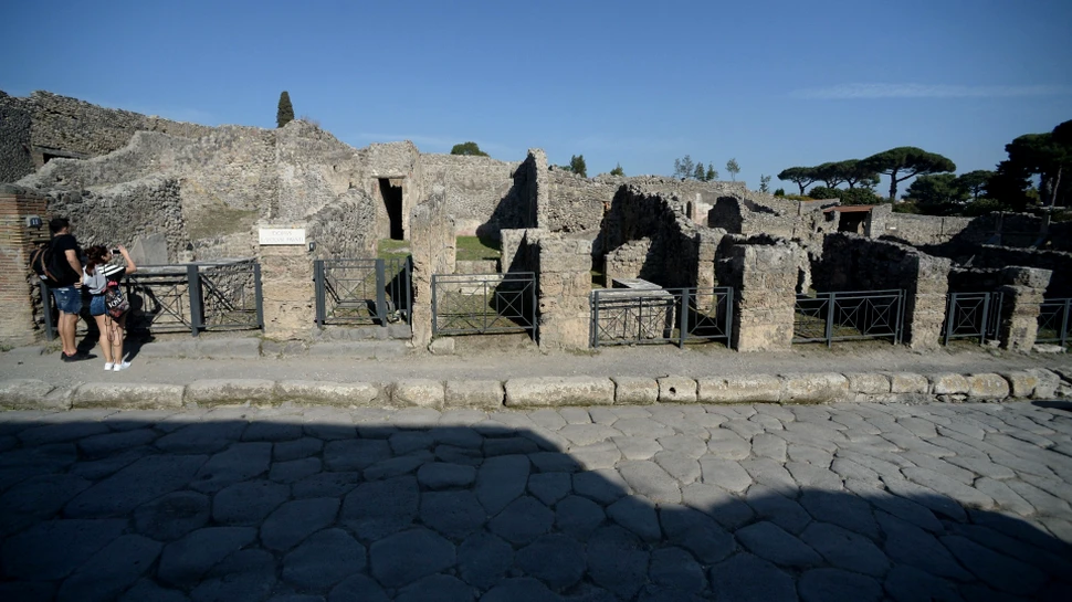 O nouă alee pe care se află case cu balcoane intacte a fost descoperită în Pompeii