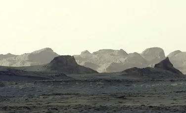 Roverul Curiosity a surprins un răsărit de soare spectaculos pe planeta Marte