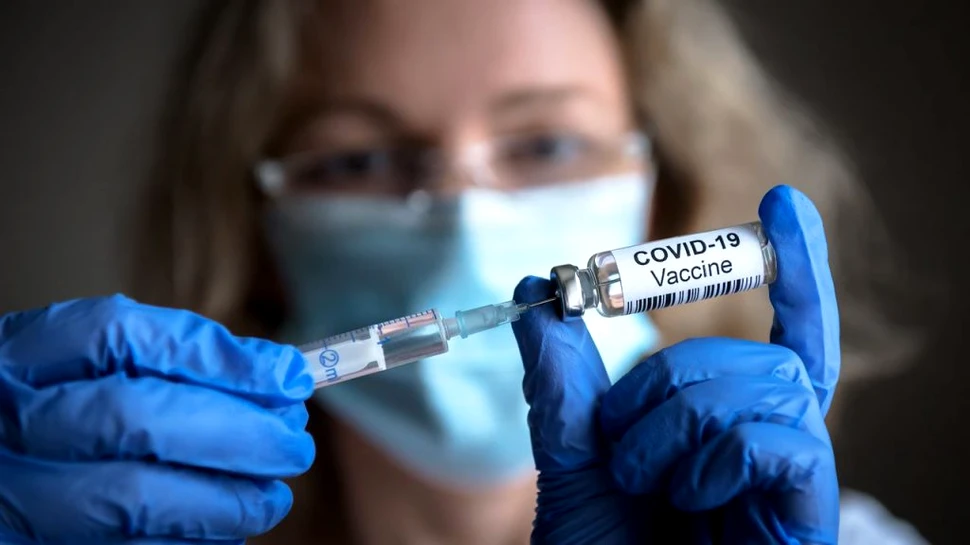 Sistemul robotizat care extrage mai multe doze de vaccin împotriva COVID-19