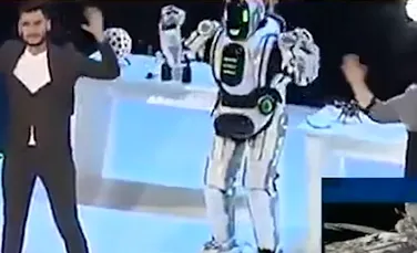 Un actor într-un costum a fost confundat cu un robot autonom