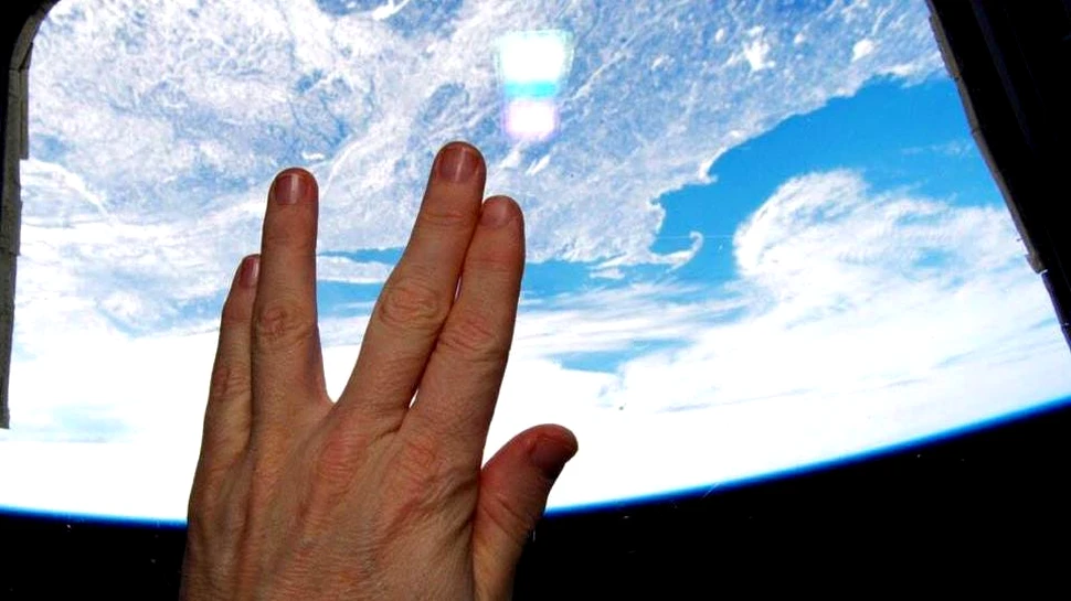 Salutul vulcanian cu Terra în fundal, omagiul unui astronaut de pe ISS pentru actorul Leonard Nimoy