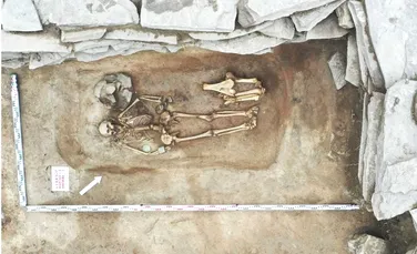 Rămășițele unei femei îngropată cu bijuterii grele din bronz, găsite în Siberia
