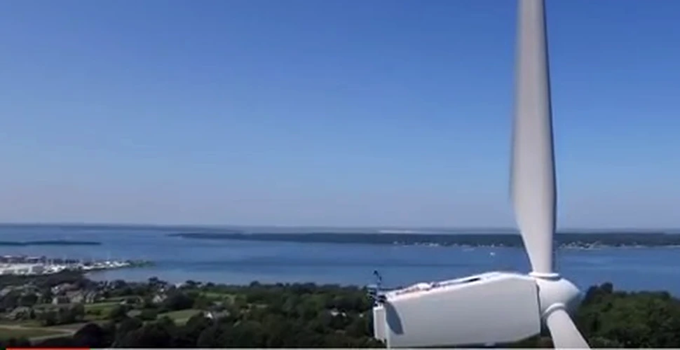 Ce făcea un bărbat  pe o turbină eoliană, la 60 m înălţime. IMAGINI surprinzătoare filmate cu o dronă
