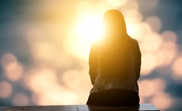 Tinerii adulți cu nivel de educație ridicat, mai predispuși să rămână singuri, arată un studiu