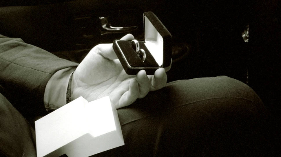 Te întrebi care e momentul potrivit pentru a te căsători? Află de pe Facebook când e timpul să-ţi pui pirostriile