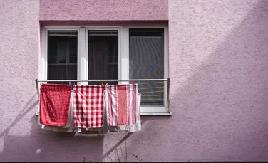 Motivul pentru care locatarii unui bloc nu mai au voie să folosească balsam de rufe și detergenți parfumați